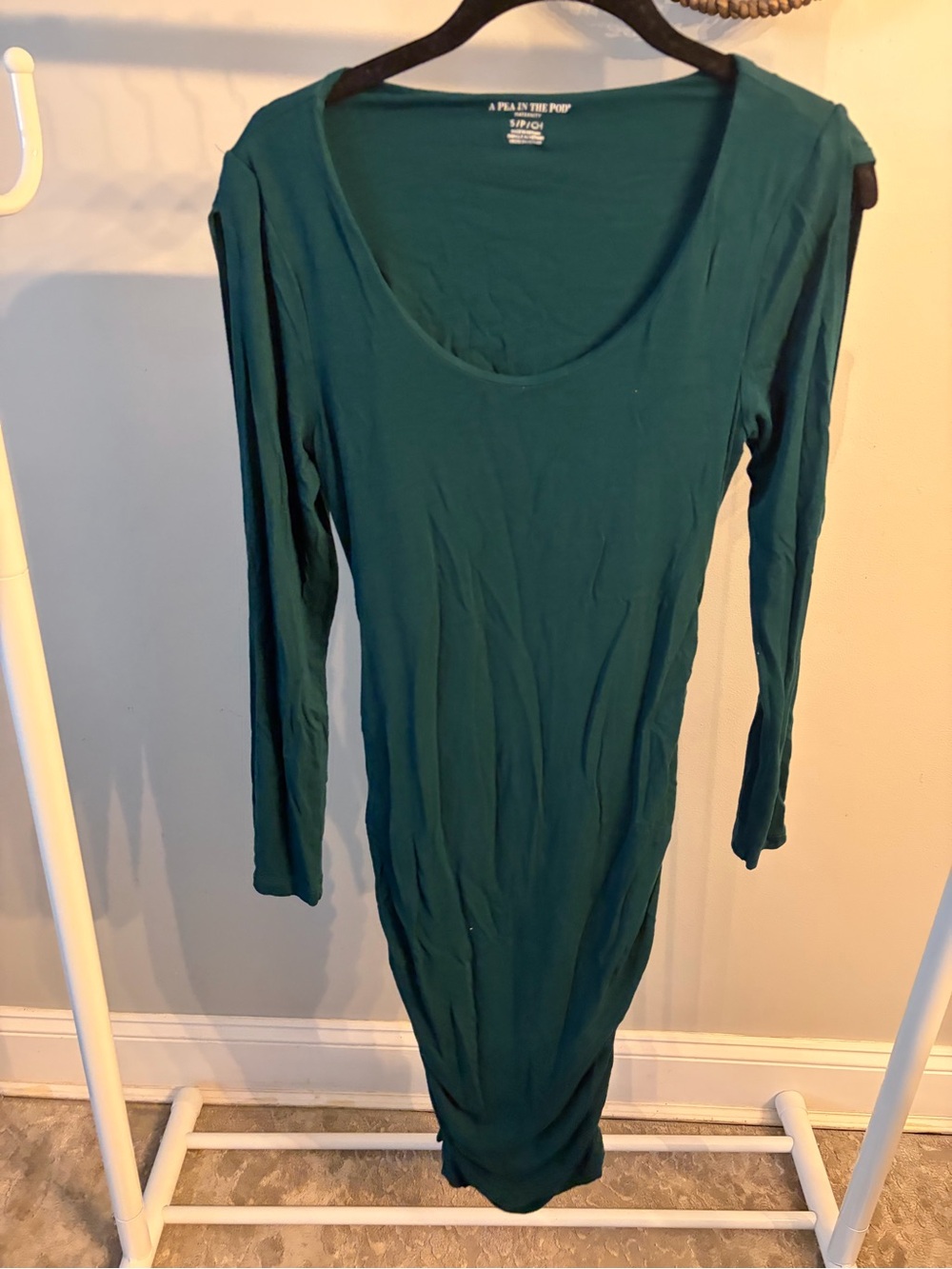 Pea in the pod cold shoulder Classic Scoop Neck Long-Sleeve Dress - small